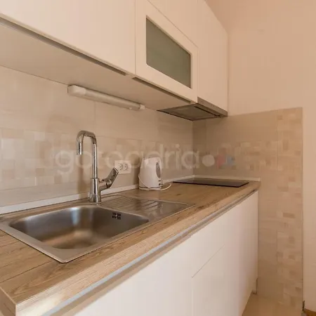 Quiet Area Rose Apartment Makarska