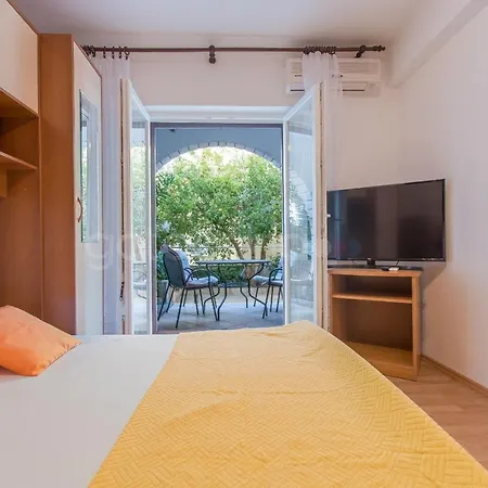 Quiet Area Rose Apartment