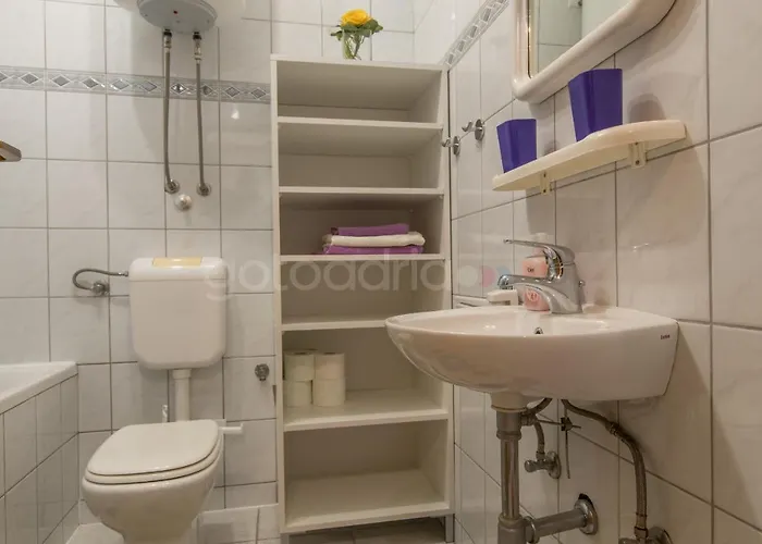 Quiet Area Rose Apartment